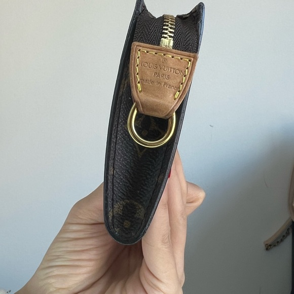 Louis Vuitton Monogram pouch - great condition comes with Entrupy Certification - Picture 3 of 8